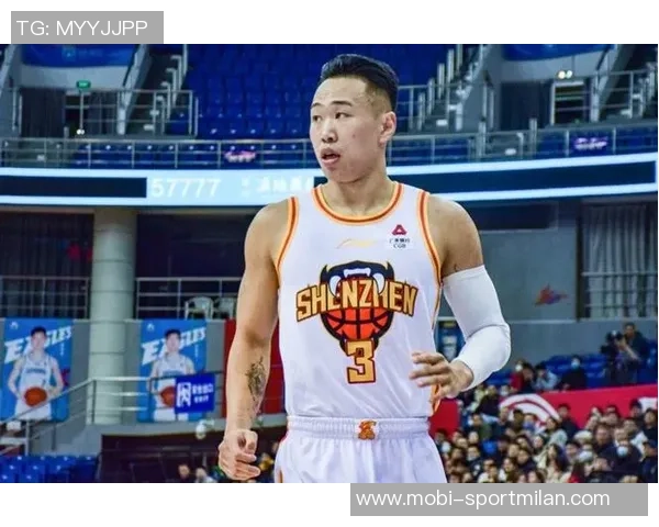 深圳外援史密斯半场表现抢眼四记三分助球队争胜 深圳外援史密斯半场表现抢眼四记三分助球队争胜